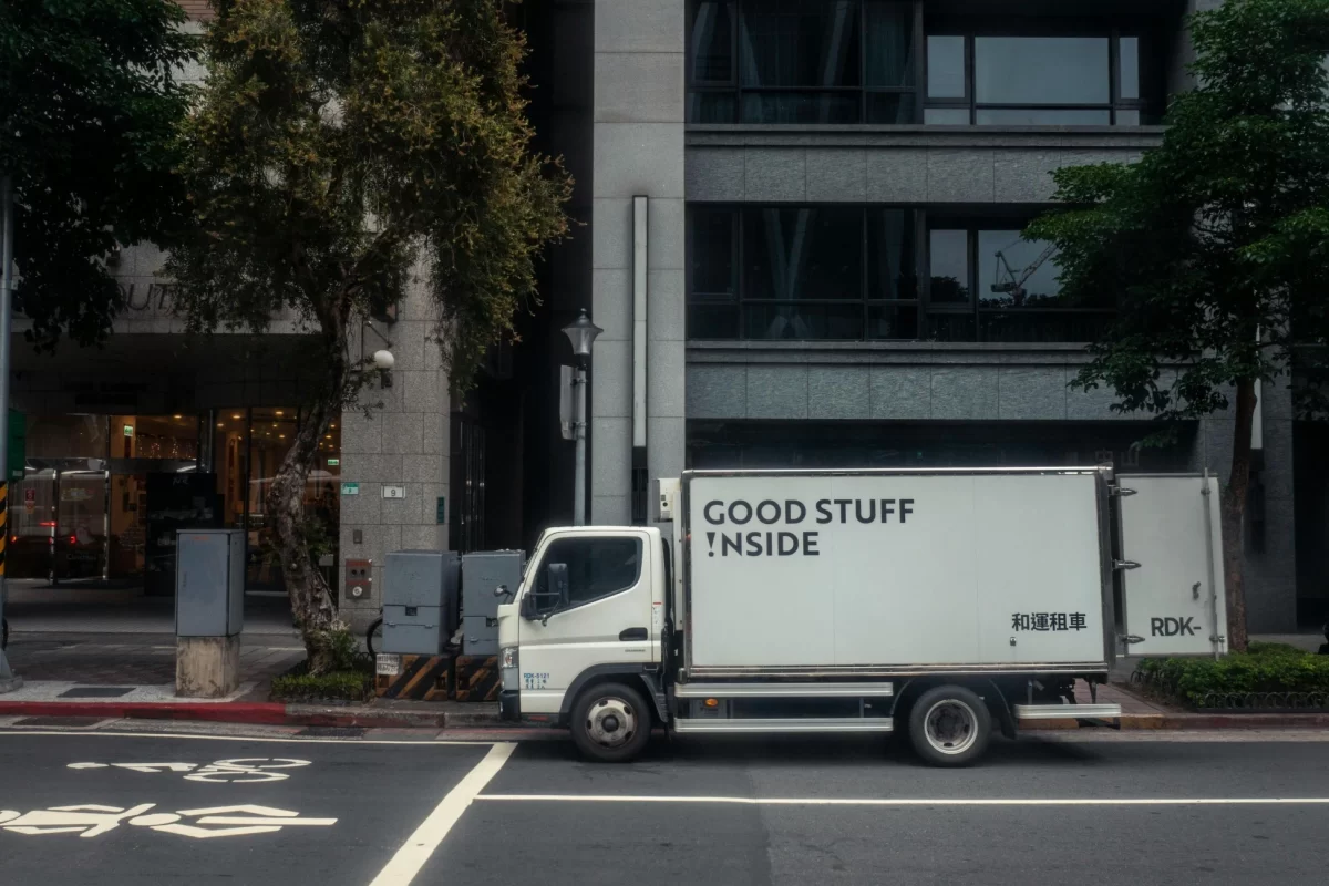 How Delivery Truck Tracking Improves Customer Satisfaction