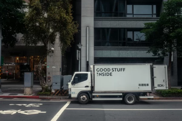 How Delivery Truck Tracking Improves Customer Satisfaction